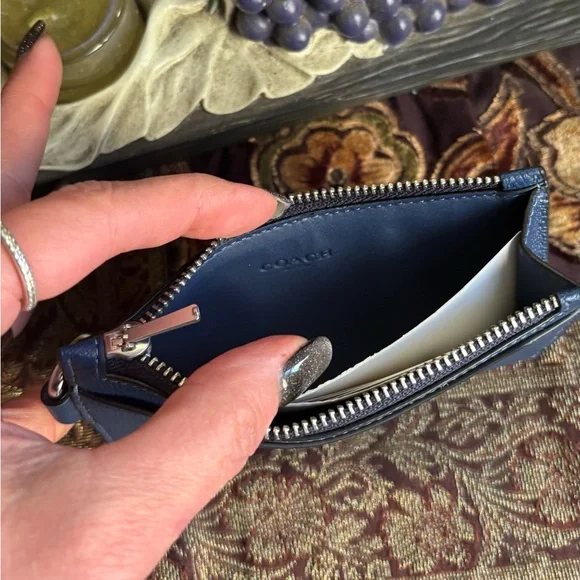 Authentic COACH 1941 calf leather zip top card holder with key hinge. - Picture 4 of 10